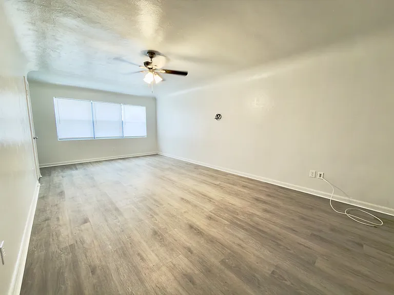 927 E Walnut St — Photo 6