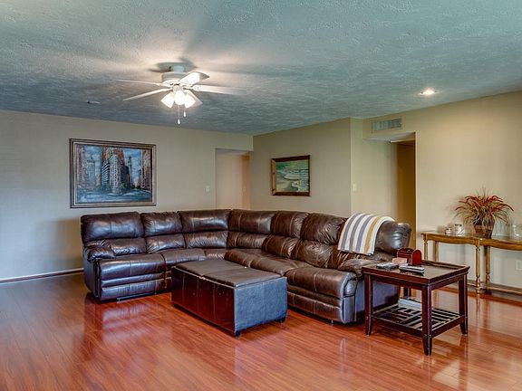 05_8235_E_Rovey_Ave_05