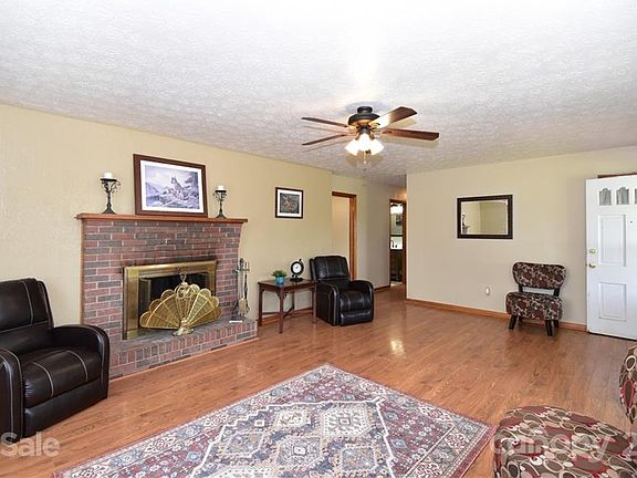 4th image of 22 Redmond Hill Dr