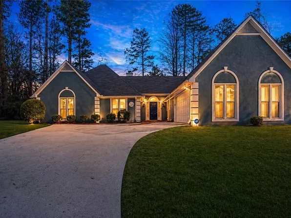 752 Stone Breeze Ln, Stone Mountain, GA 30087