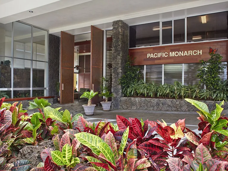 Kuhio Ave — Photo 33