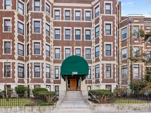 386 Riverway APT 8, Boston, MA 02115