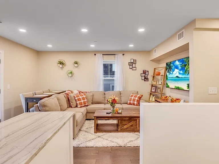 44 W Eagle St #3 — Photo 5