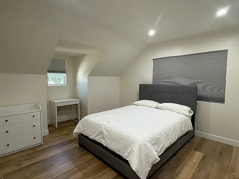 11545 Amestoy Ave — Photo 16