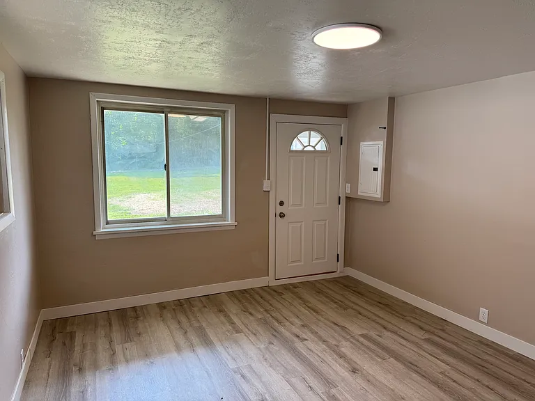 437 Genoa Ave NW — Photo 6