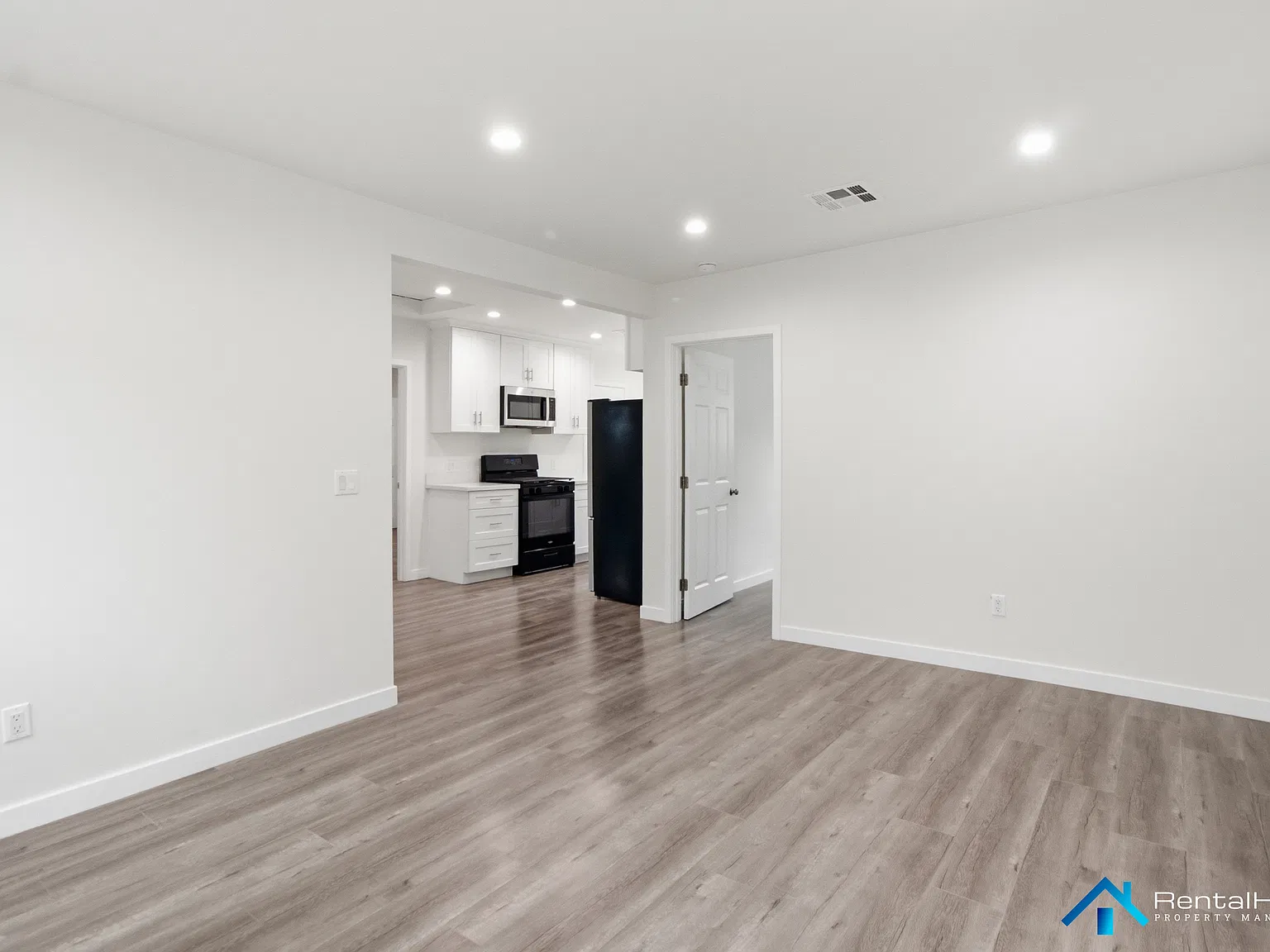 4 bed, 1200 sqft, $3,895 — Photo 3