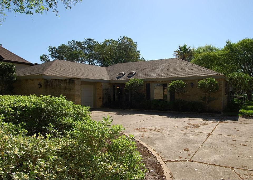 1st image of 2303 Country Club Dr
