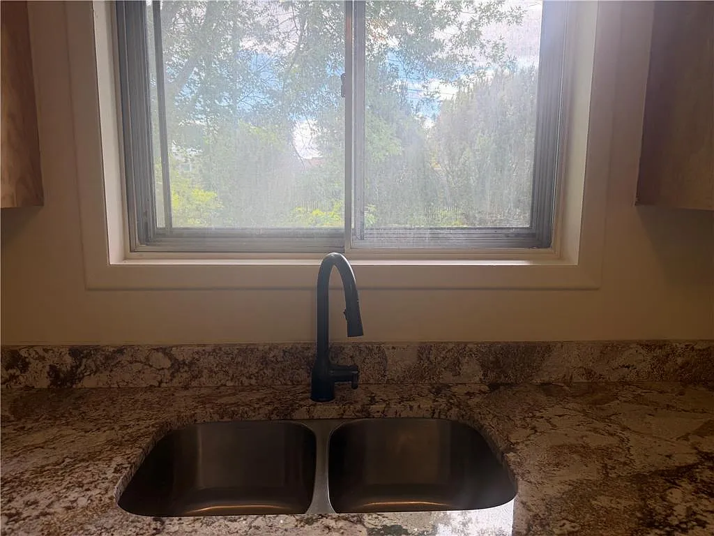3 bed, 1.0 bath, 1200 sqft, $2,400 — Photo 4