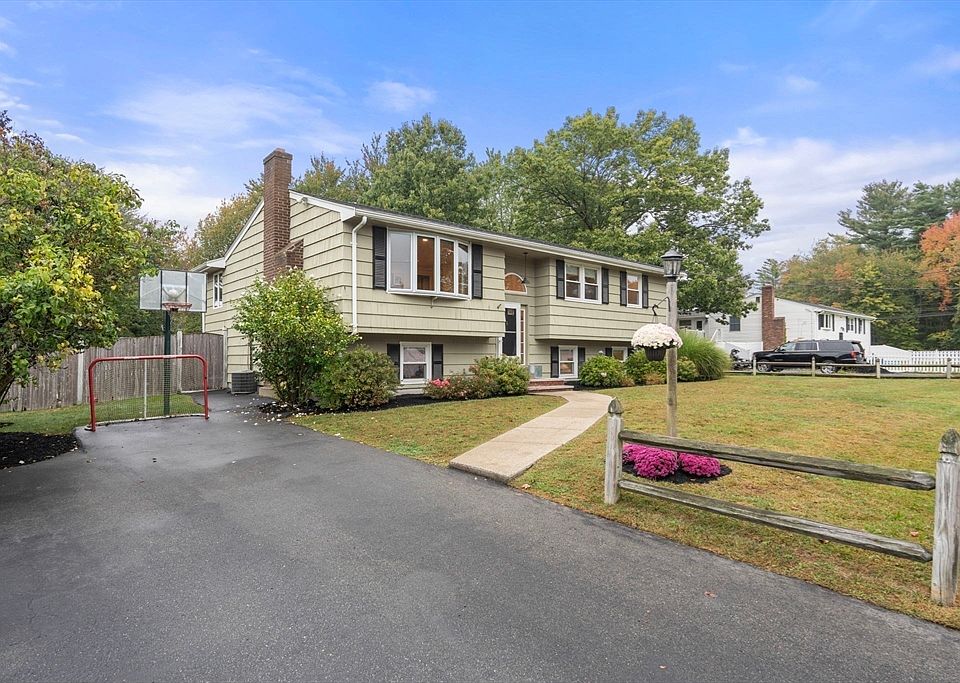 1st image of 23 Loganberry Dr
