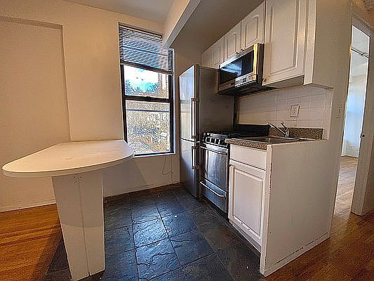 4th image of 600 W 52nd St #T