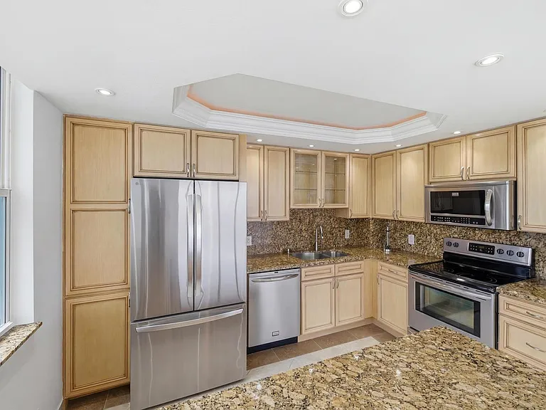 800 SE 20th Ave #901 — Photo 7