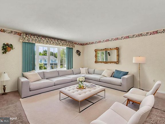 4th image of 127 Strassburg Cir