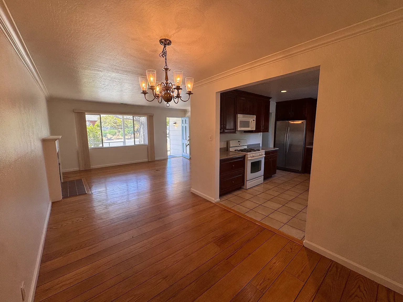 3 bed, 1608 sqft, $3,950 — Photo 3