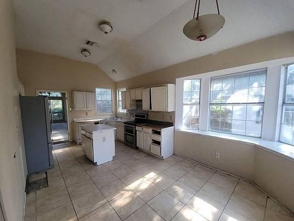 4th image of 1108 Kensington Dr