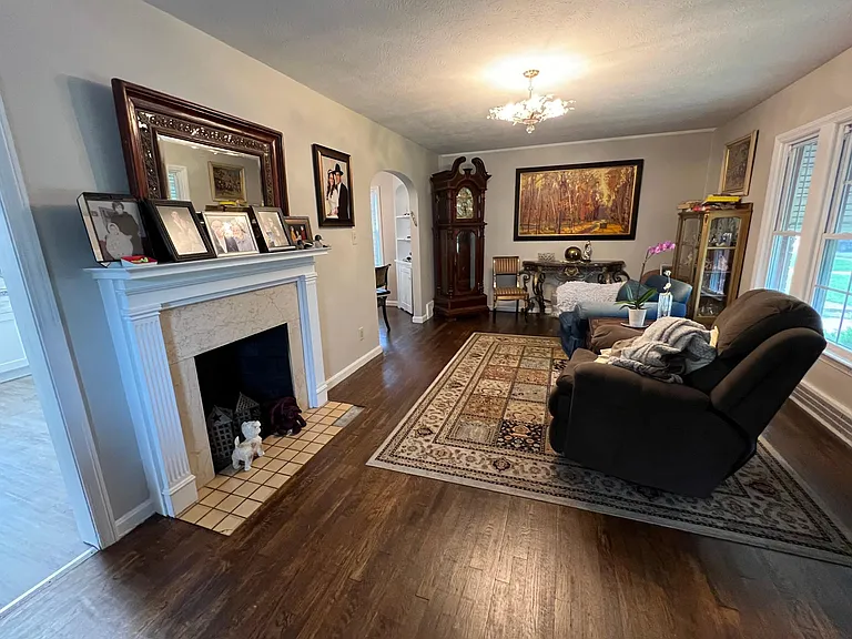 3715 Bainbridge Rd — Photo 4
