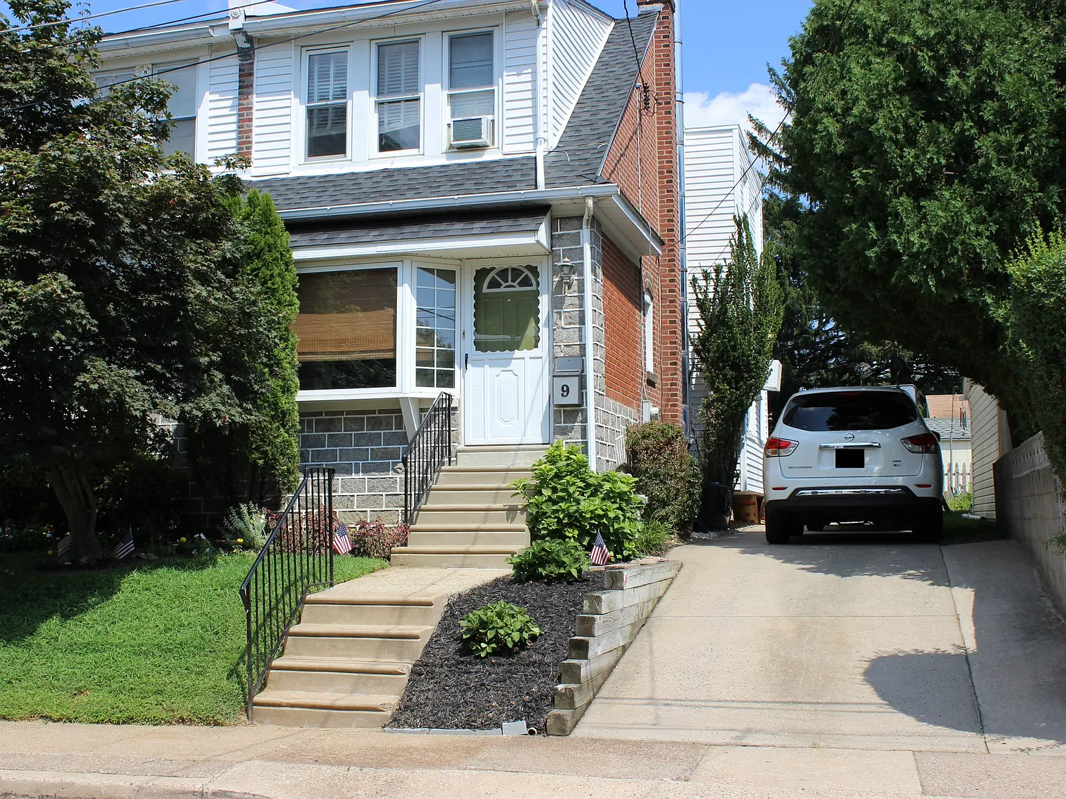 3 bed, 1.5 bath, 1328 sqft, $2,500 — Photo 3