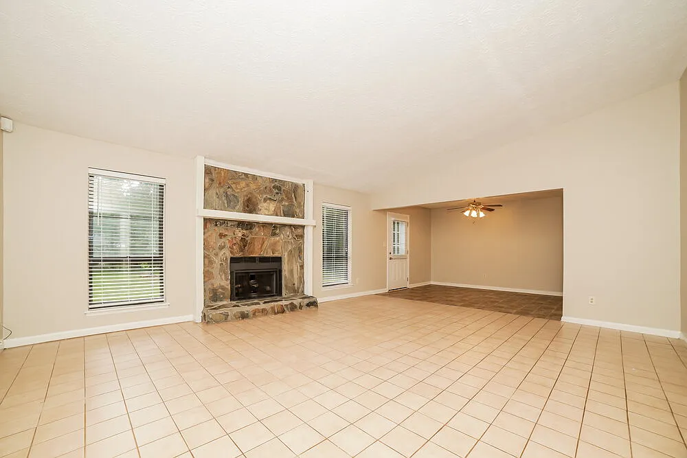 3 bed, 2.0 bath, 1575 sqft, $1,765 — Photo 4