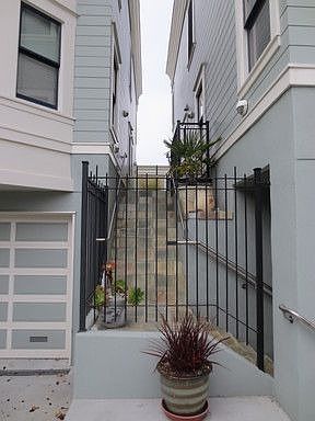 2nd image of 926 Grove St APT 1