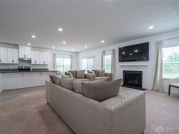 5th image of 179 Chapel Dr E