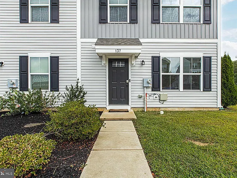 3 bed, 2.5 bath, 1225 sqft, $2,300 — Photo 1
