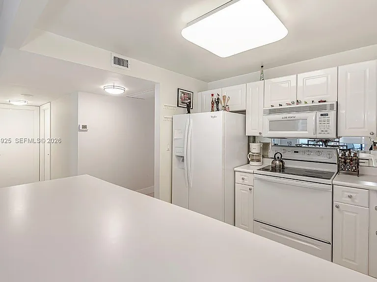 2301 Collins Ave #1416 — Photo 10