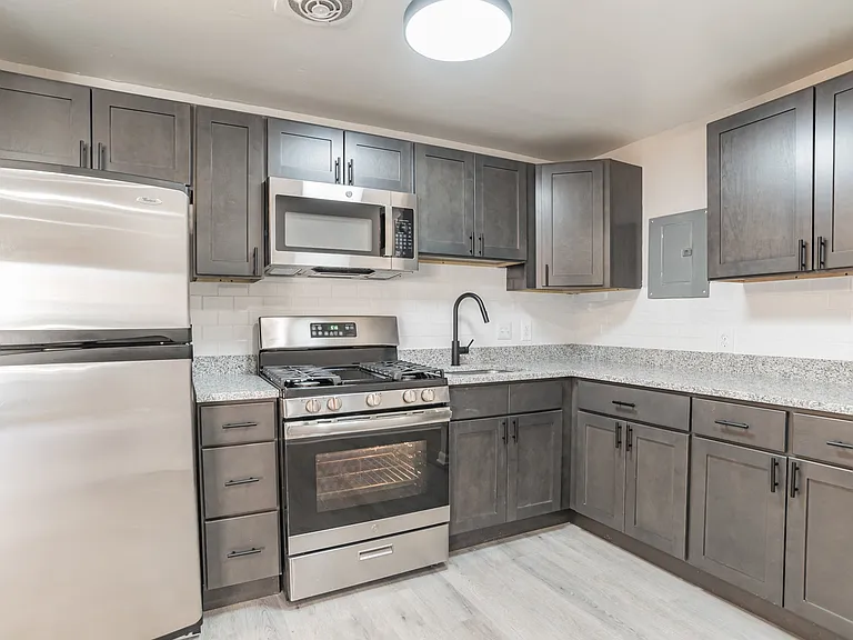 Berkdale Apartments — Photo 31