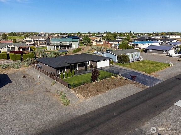 3rd image of 419 Edgewater Way SW