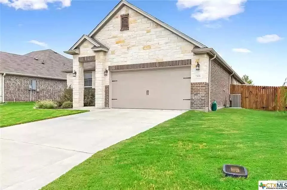 4 bed, 1926 sqft, $2,300 — Photo 4