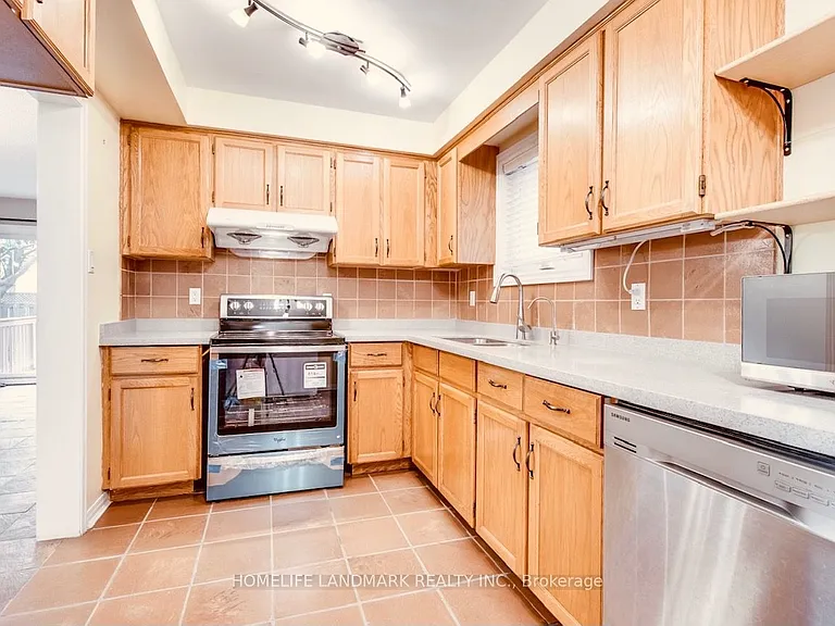 2319 Springfield Cres — Photo 4