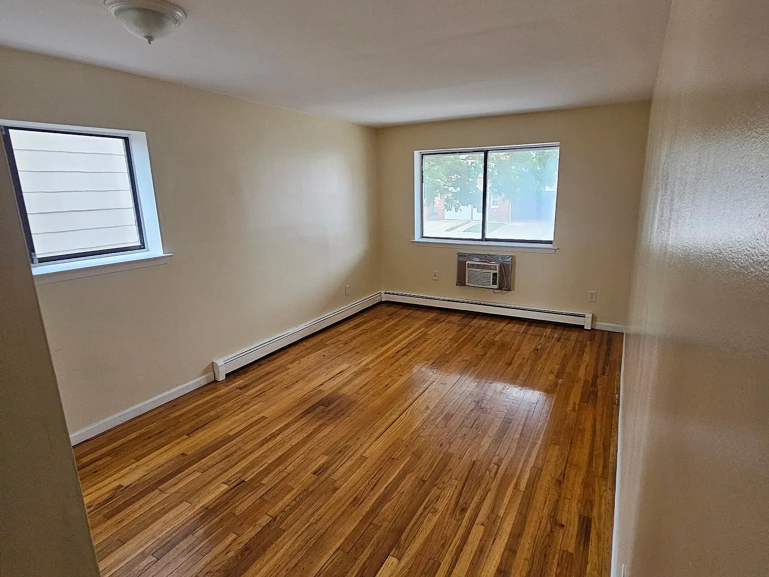 1 bed, 700 sqft, $1,900 — Photo 2