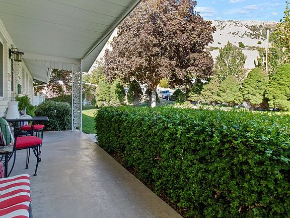 3rd image of 813 Holiday Dr