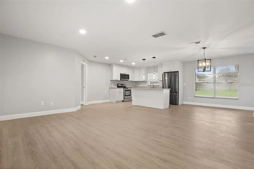 3 bed, 2.0 bath, 1639 sqft, $2,600 — Photo 3