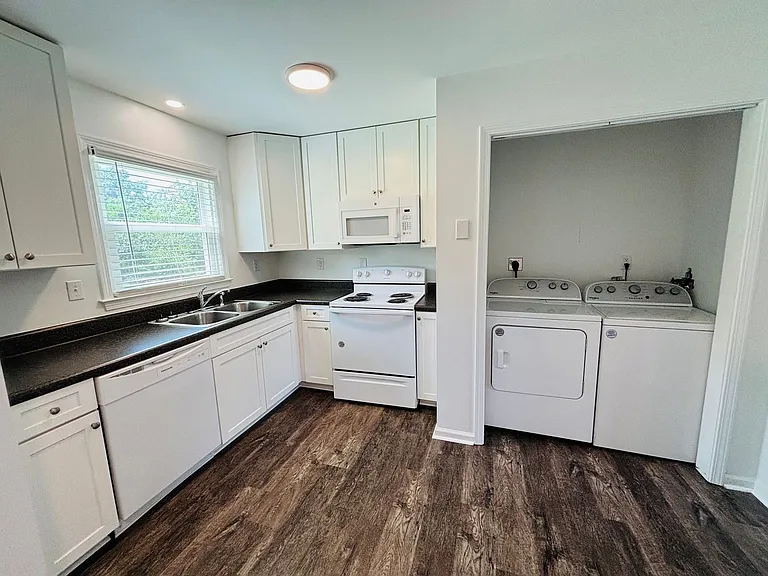 2 Bedroom, 1 Bath Apartment — Photo 35