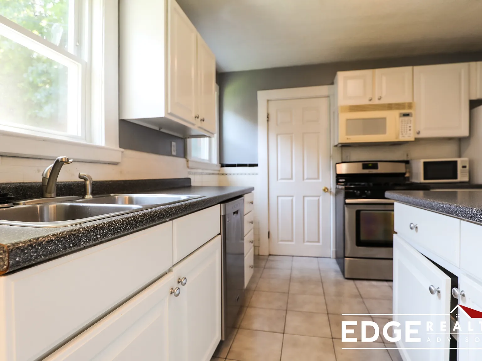 3 bed, 1200 sqft, $3,800 — Photo 2