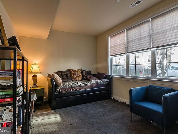 Lower front bedroom