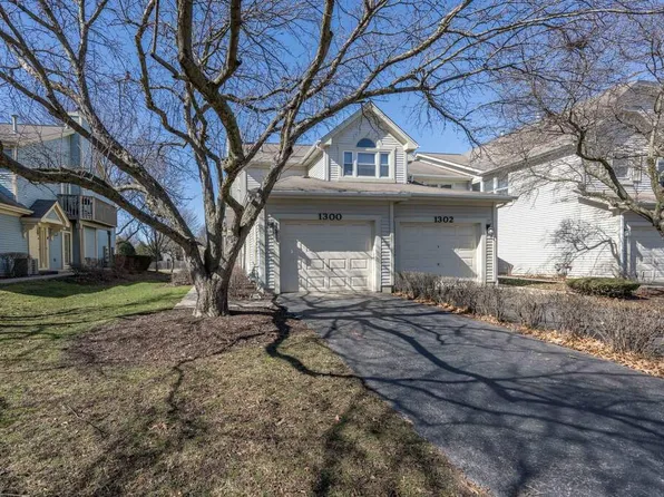 1300 Tennyson Ln, Naperville, IL 60540
