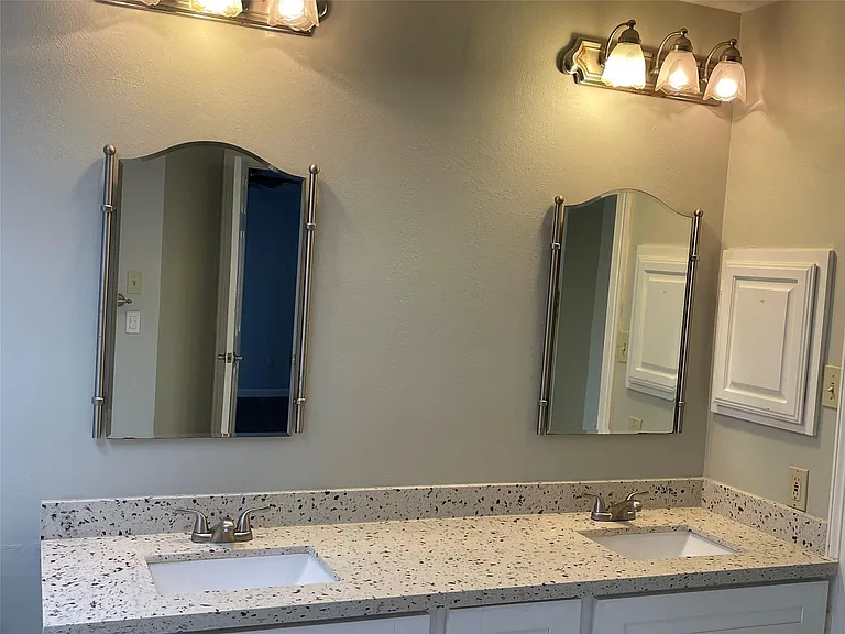 3118 Redcliff Dr — Photo 12