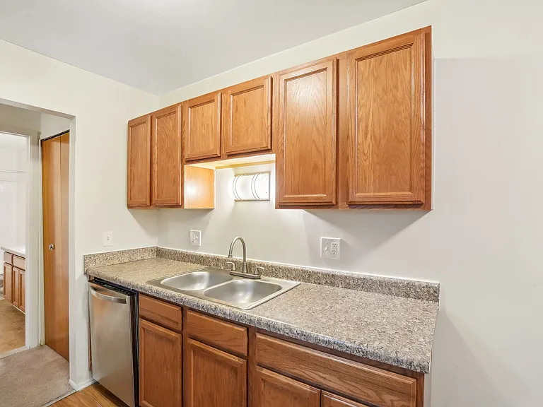Cambridge Apartments — Photo 2