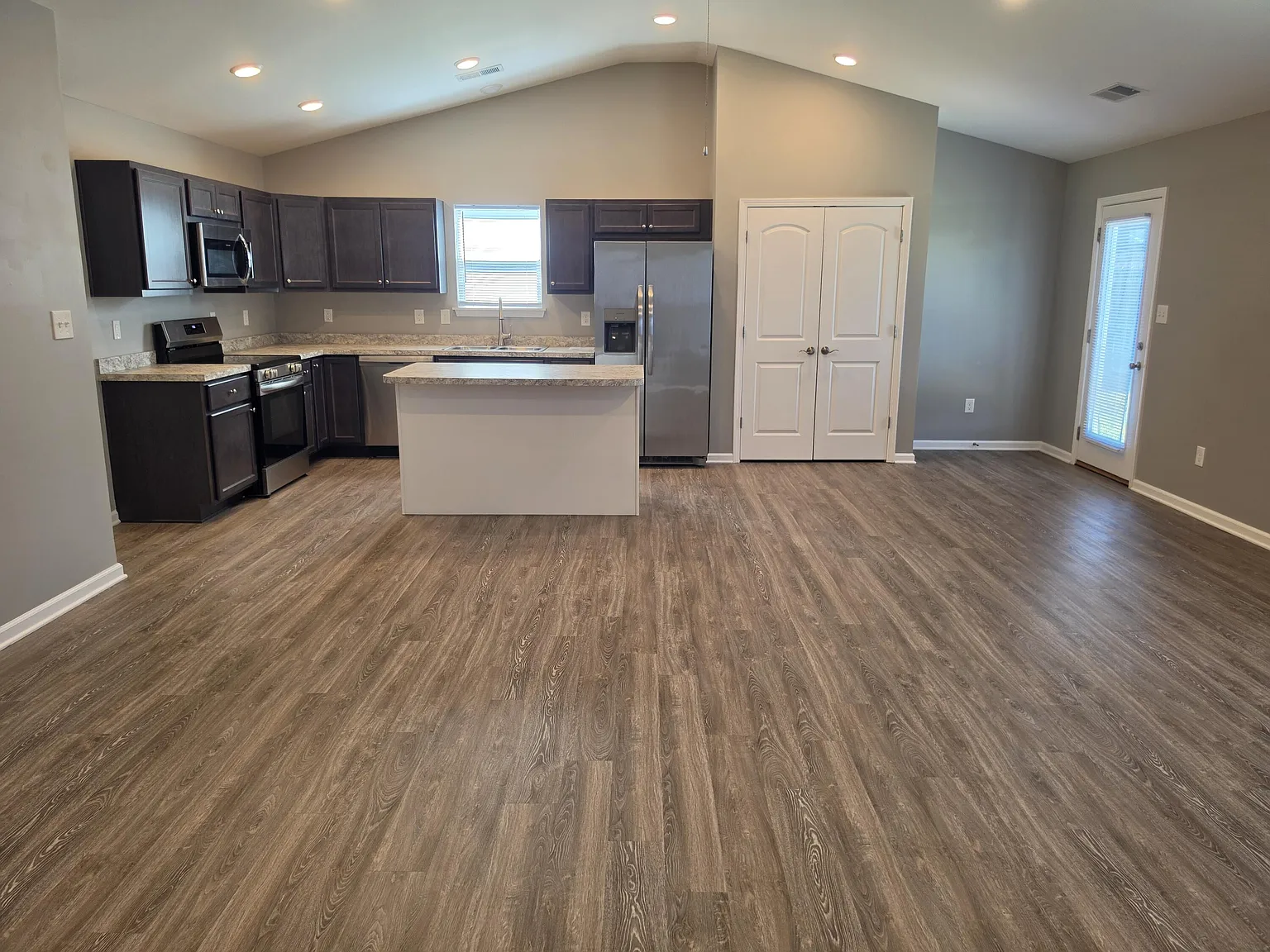 3 bed, 2.0 bath, 1625 sqft, $1,995 — Photo 4