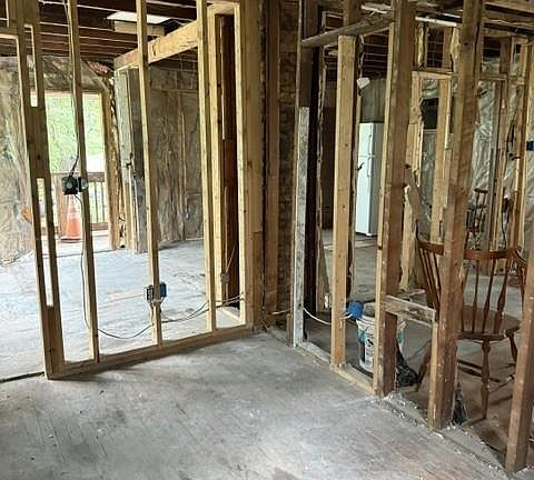 5th image of 3922 Delavan Ave