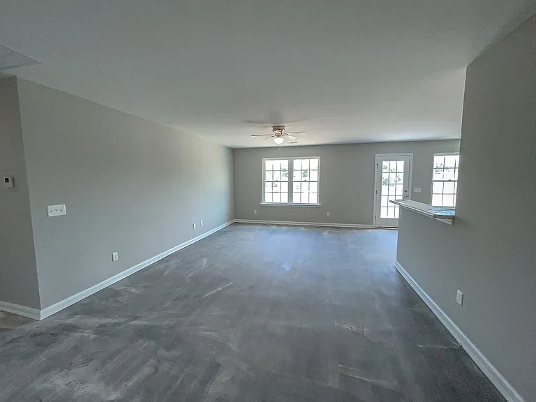 105 Callaway Cres — Photo 2