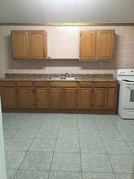Large Kitchen w Breakfast area