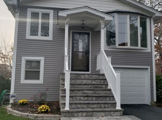 32 Dorchester Rd, Ronkonkoma, NY 11779