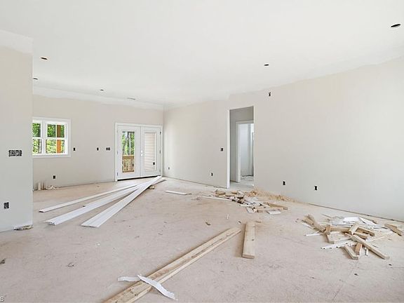 5th image of 340 College St