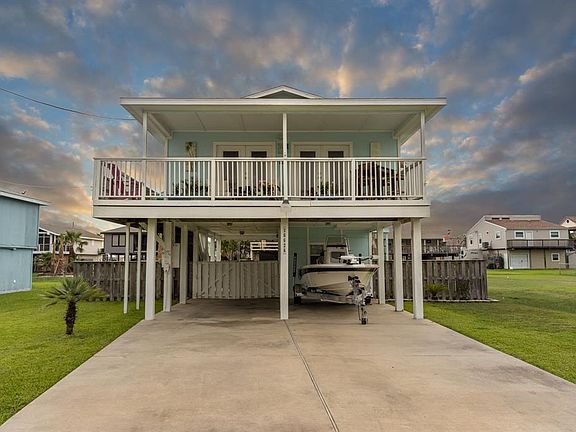 Nice upstairs deck to take in the great gulf breezes. Steps away from the boat launch/marina...plenty of room to park your boat and additional vehicles. Priced to sell.