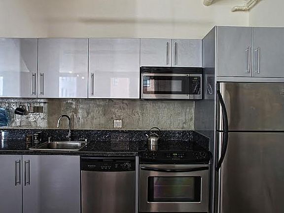 3rd image of 215 W 6th St APT 204