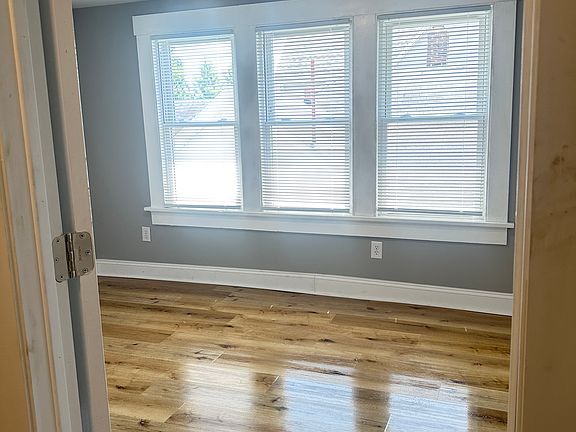 5th image of 1409 Holly Ave