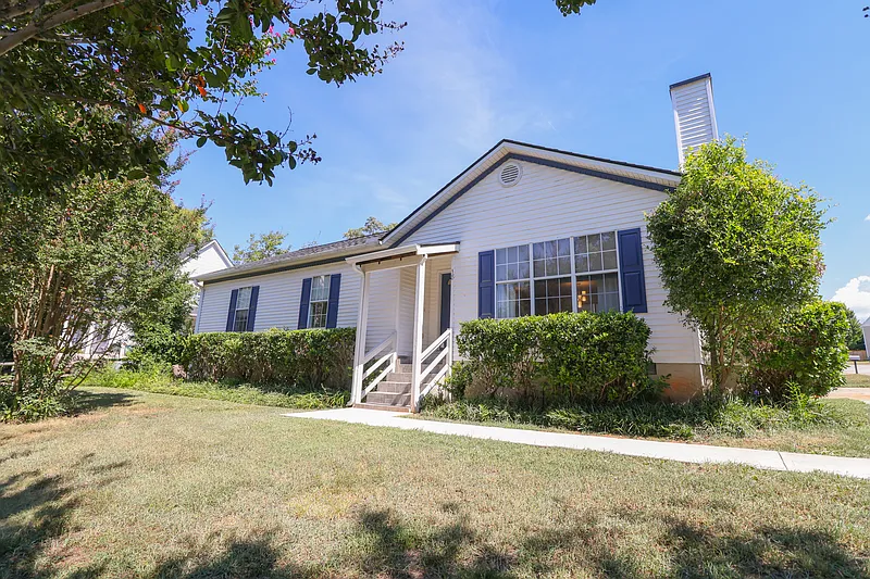 3 bed, 1268 sqft, $2,100 — Photo 1