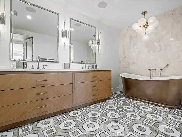 2200 The Strand #B — Photo 34