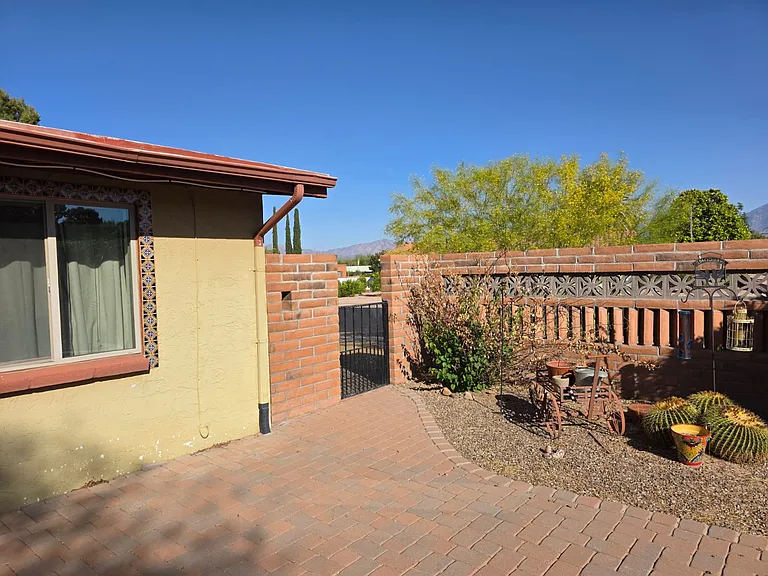240 E La Huerta — Photo 32